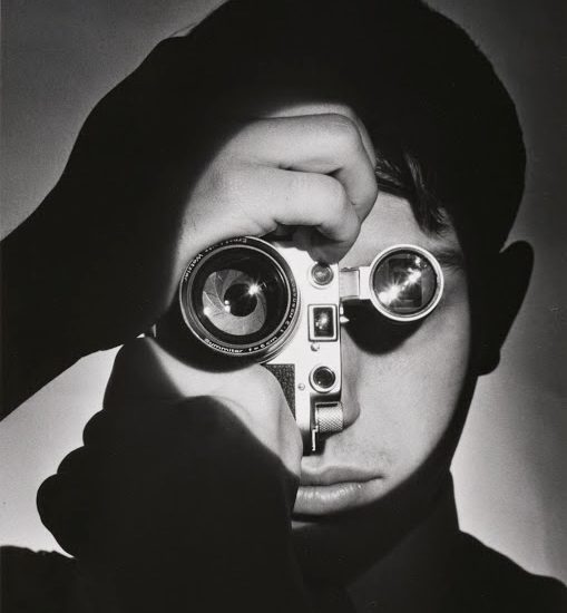 The Photojournalist, showing the photojournalist Dennis Stock, Por Andreas Feininger para Life en 1951